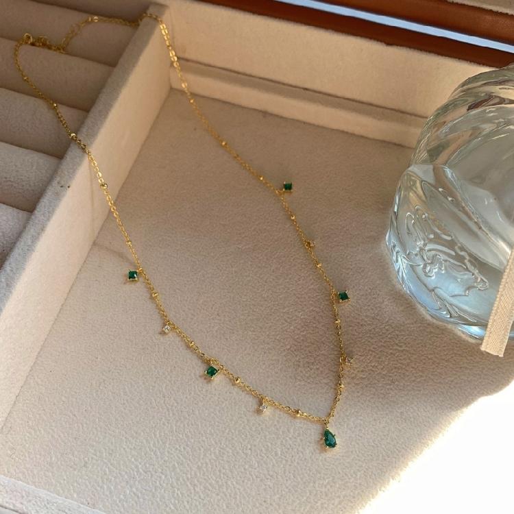 Vintage Emerald Necklace Elegant Collarbone Chain Suitable for Fashion Women Seeking Elegances and All Day Comfort