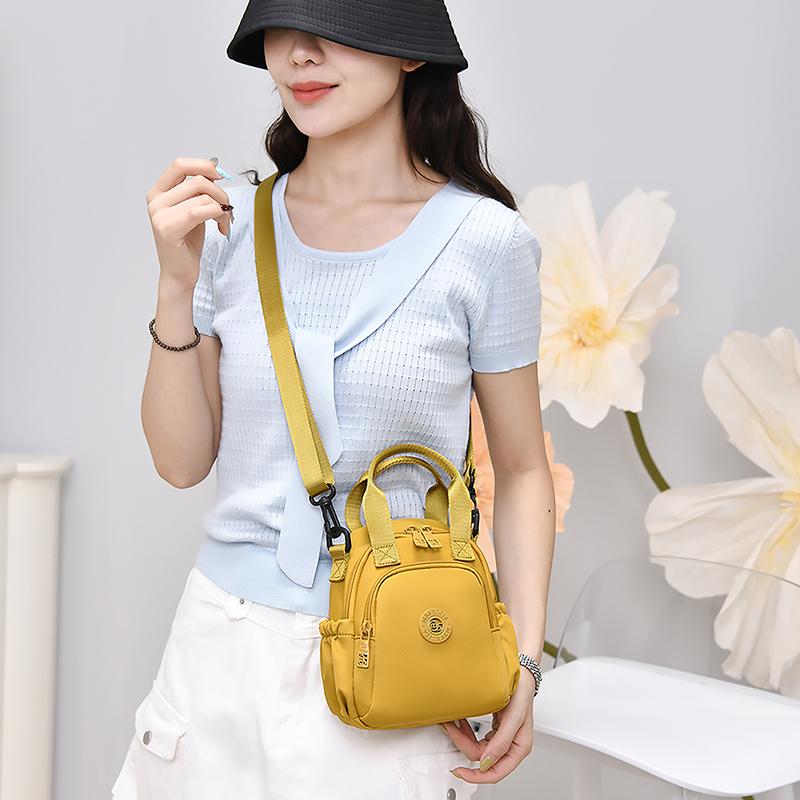 Kompakt Nylon Crossbody Miniryggsäck med Topphandtag Casual Liten Dagryggsäcksväska för Kvinnor Daglig Resa