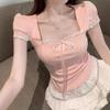 Charmantes rosa T-Shirt mit Spitzenbesatz und Schleife: Trendiger eckiger Ausschnitt, Slim Fit, kurze Ärmel, Sommerstil