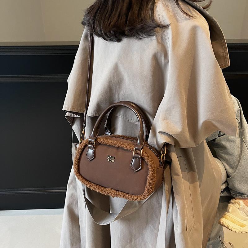 Frosted Retro Bag Women's 2025 New Fashion Niche Design Messenger Bag Plush Portable Pillow Bag