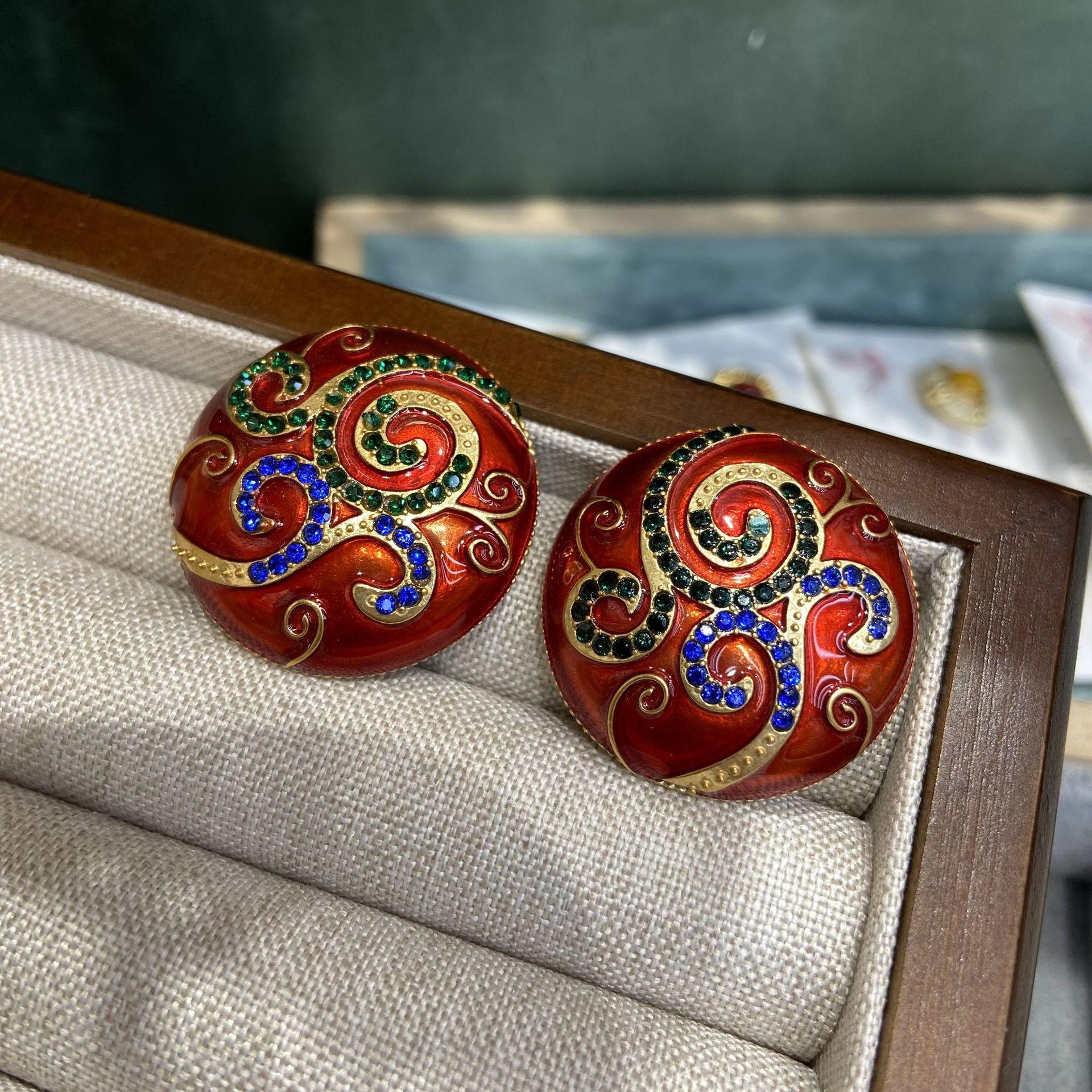 

Medieval Handmade Diamond Relief Pattern Stud Earrings, Court Style Enamel Oil Drop Carving, Flower Luxury Texture, Old Money Style Earrings