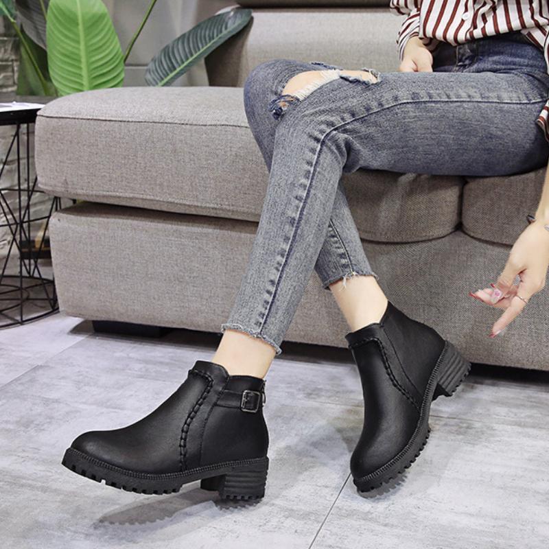 Kurze Stiefel für Damen im britischen Stil 2024 Neue Herbst- und Winterstiefel mit quadratischem Absatz und Schnalle Damenschuhe mit Plateau