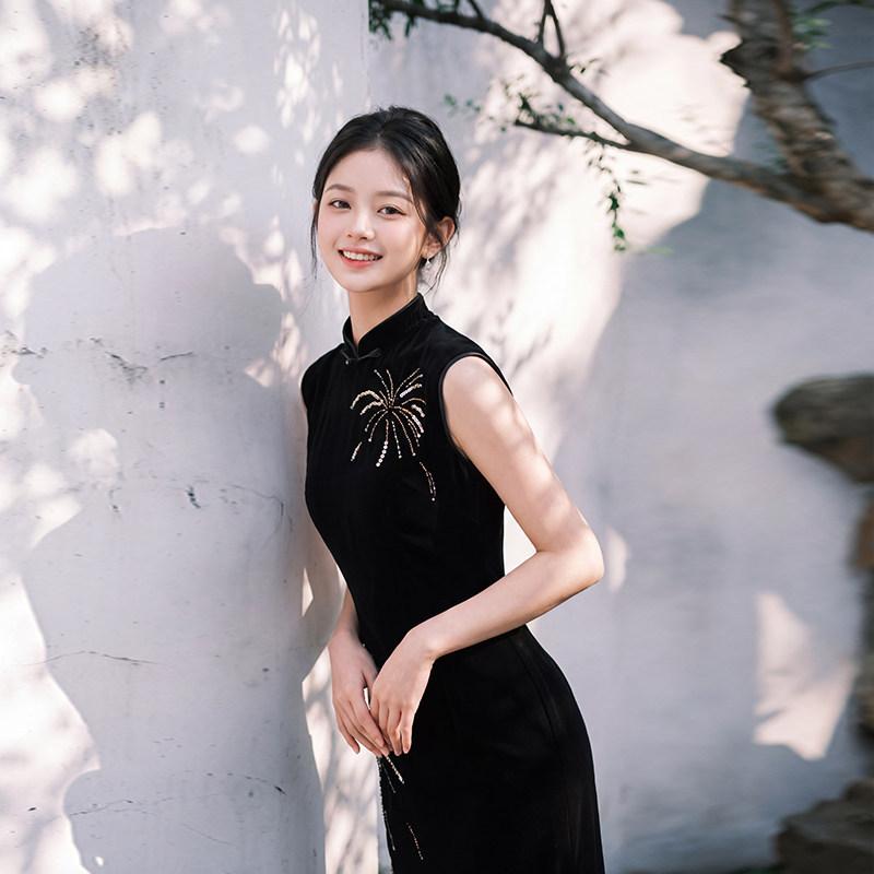 Embroidered black velvet sleeveless national style new Chinese autumn qipao, improved youth 1011 new style for women's sophistication