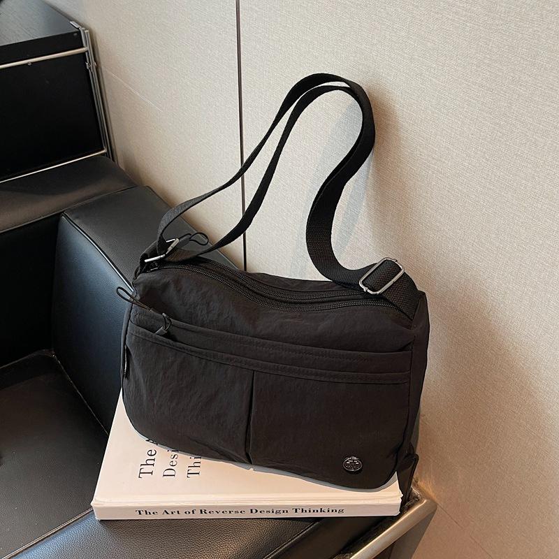 Niche design casual fashion trend shoulder messenger bag 2025 autumn new foreign style women texture small square bag