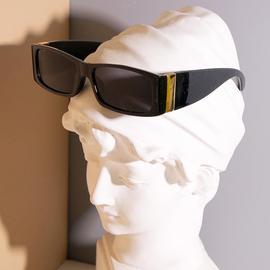 Fashionable Small Frame Square Sunglasses for Men and Women Retro Suitable for Daily Travel Vacation Decorative Glasses