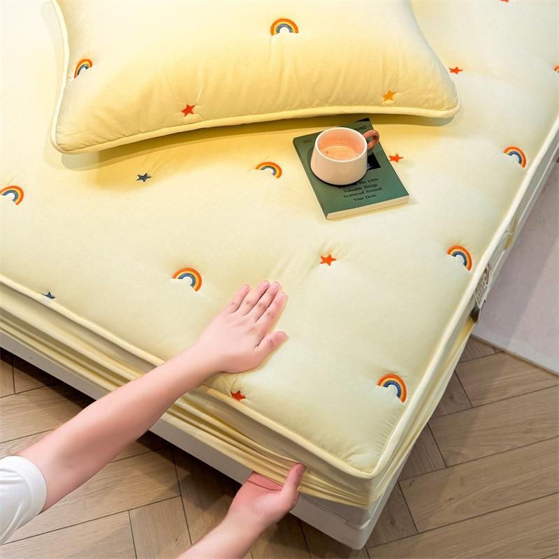 Kategorie A Baumwoll-Spannbettlaken für Mutter und Kind, Einzelstück, Regenbogen-Stickerei, gesteppt, staub- und schmutzabweisender Matratzenschoner