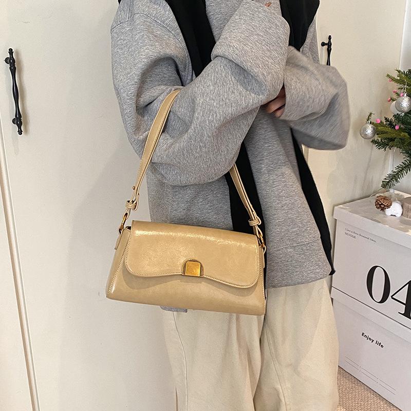 Premium texture retro niche bag women's 2025 new autumn and winter versatile messenger bag single shoulder underarm bag method stick bag