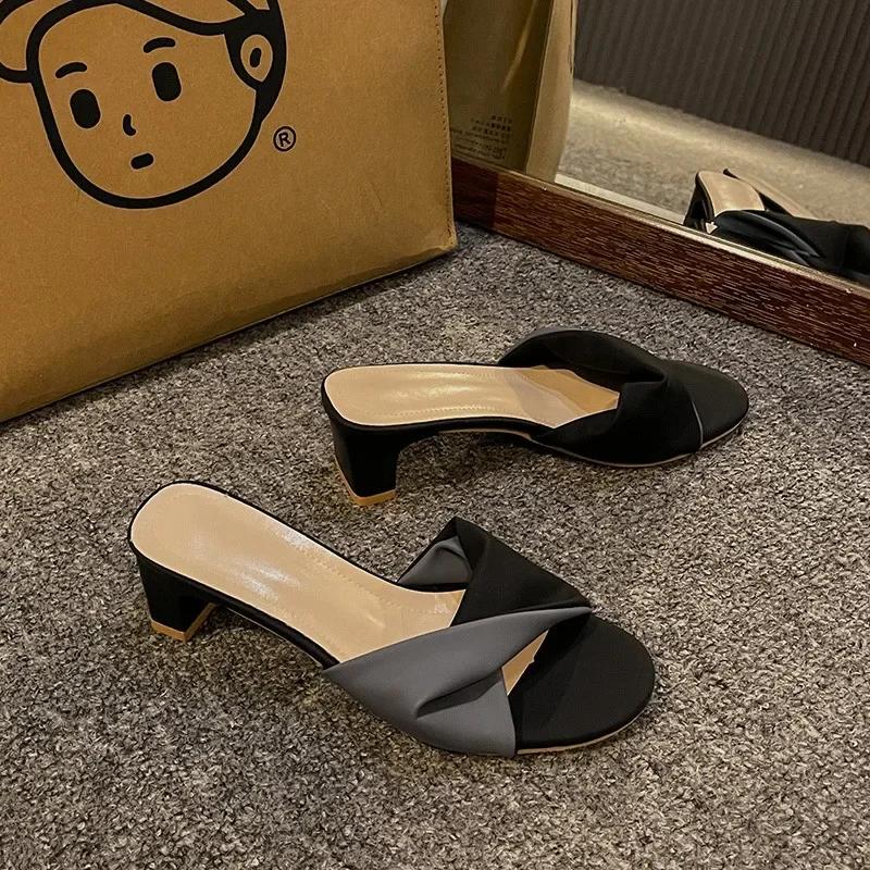 

Модная женская обувь, горячая распродажа 2024 года, модные универсальные удобные женские тапочки против морщин, летние женские тапочки-мюли на высоком каблуке 40 чёрный