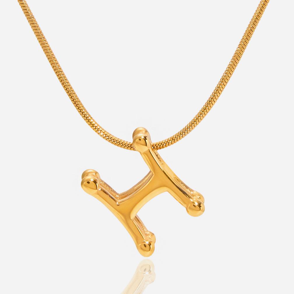 Senso de design Estilo clássico Ouro 18K, colar de joia com pingente H vazado de camada dupla com letra