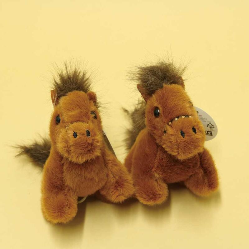 Tail-wagging red hare keychain