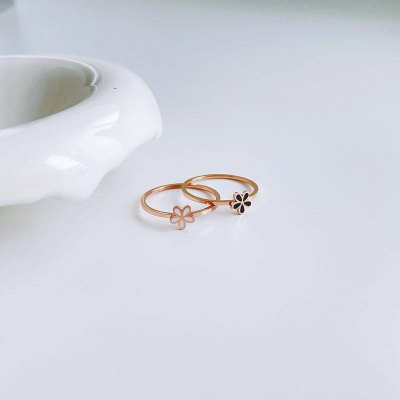 Korejský titanový ocelový prsten se sedmikráskou v černém a bílém provedení - minimalistický, elegantní design pro ženy, moderní styl pro ukazováček.