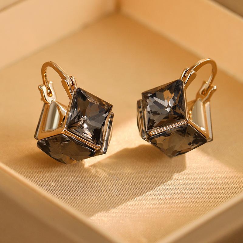 

Модные серьги-подвески для женщин золотой