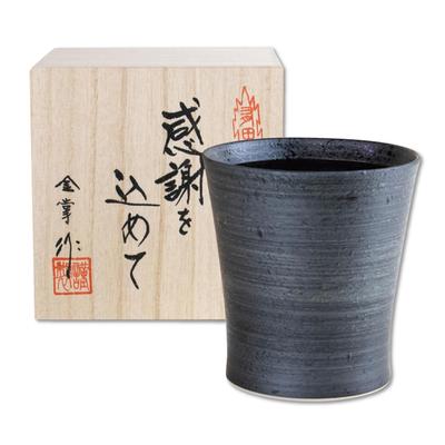 Abschiedsgeschenk für Männer Ein Abschiedsgeschenk der Wertschätzung, ein silbernes Arita-Ware Kirin Shochu-Glas, wird in einer Danke-Holzkiste geliefert