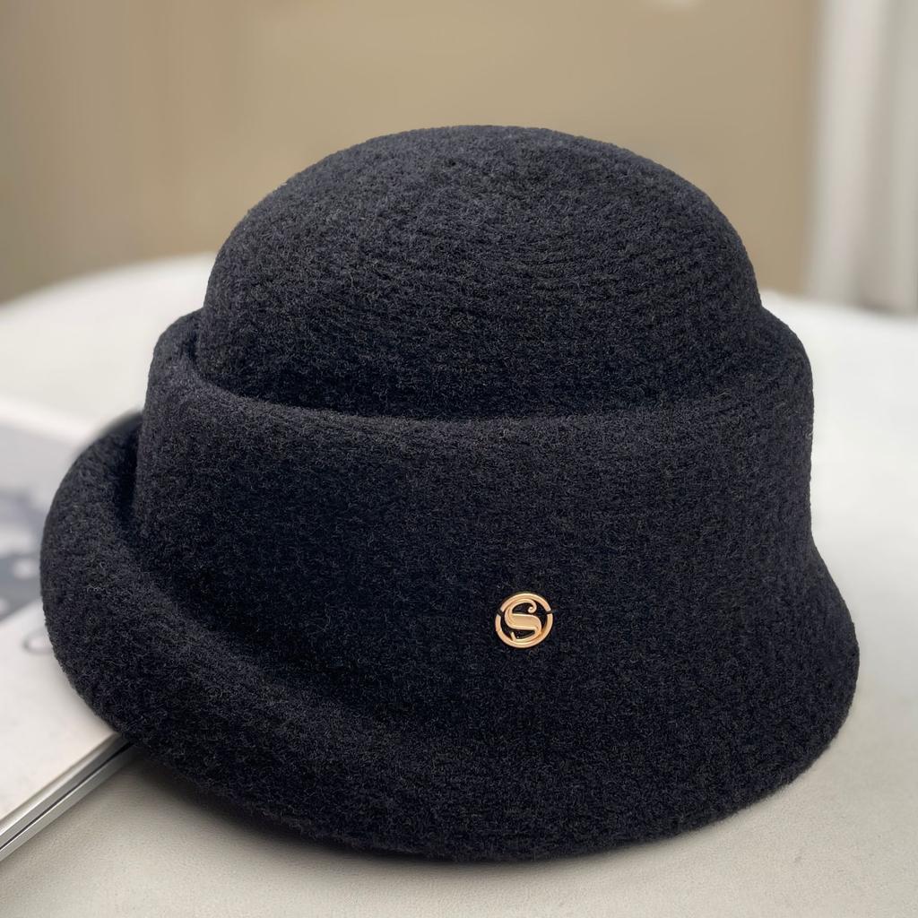 Spring and autumn warmth, windproof and elegant woolen top hat girl