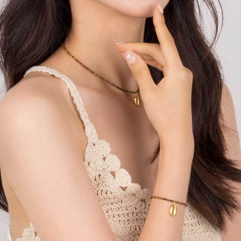 AUGUST ALICE Hoanseok Gemstone Shell Bracelet