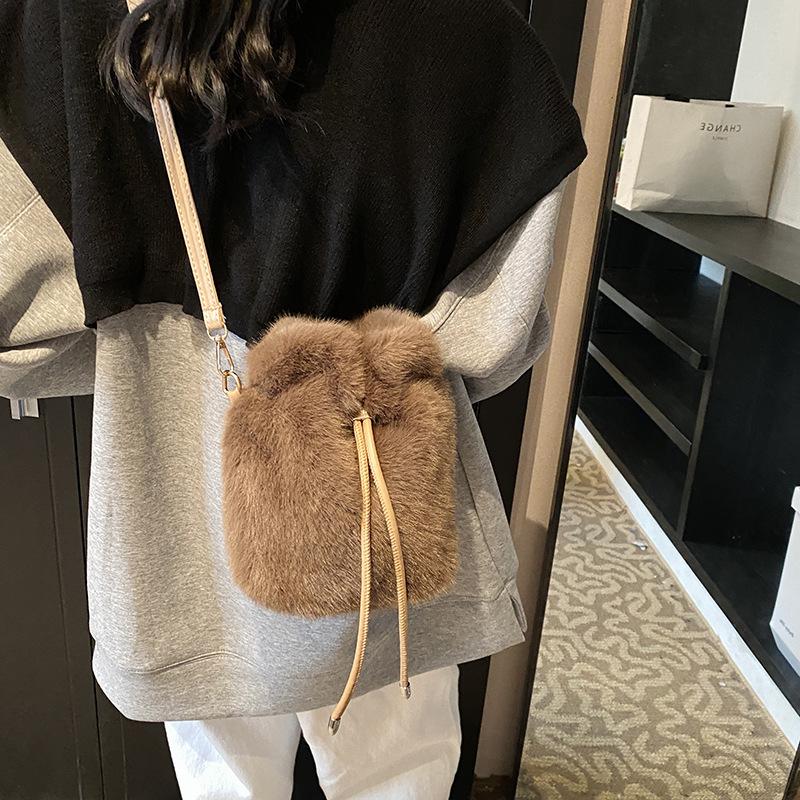 2025 New Bucket Bag New Women's Shoulder Messenger Chain Fashionable and Cute Versatile Plush National Style Lucky Bag