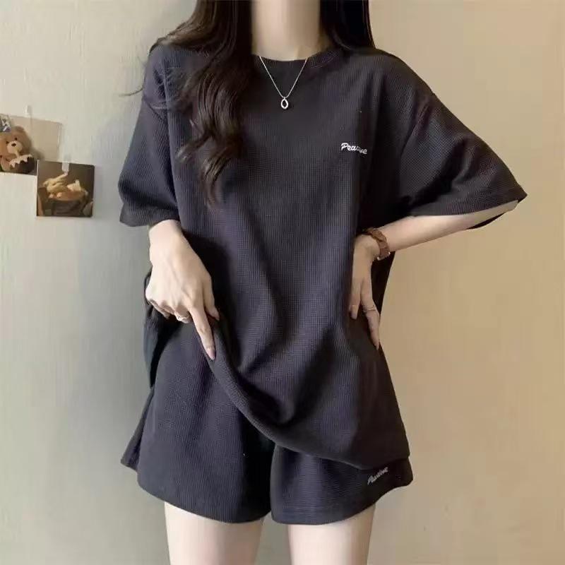 

Korean Style Embroidered Waffle Knit Two-Piece Set: Loose Top & Slimming Wide-Leg Shorts Medium