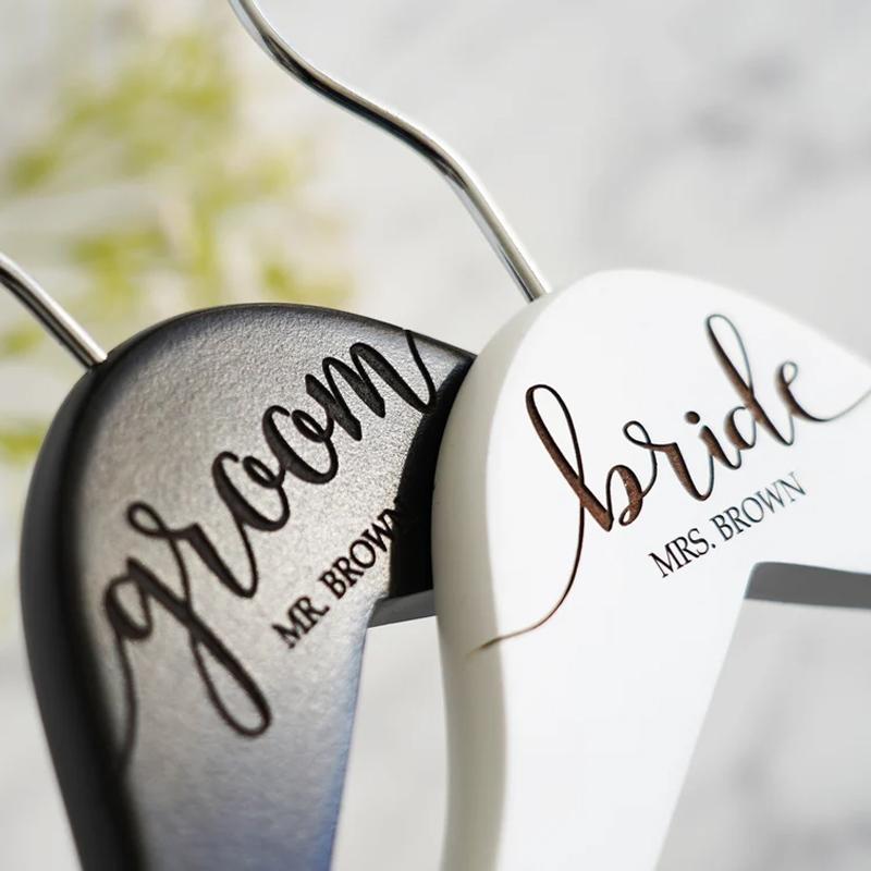 SADA 2 personalizovaných černobílých ramínek Vyrytá ramínka pro nevěstu a ženicha Svatba Bachelorette party Bridal shower Dekorace