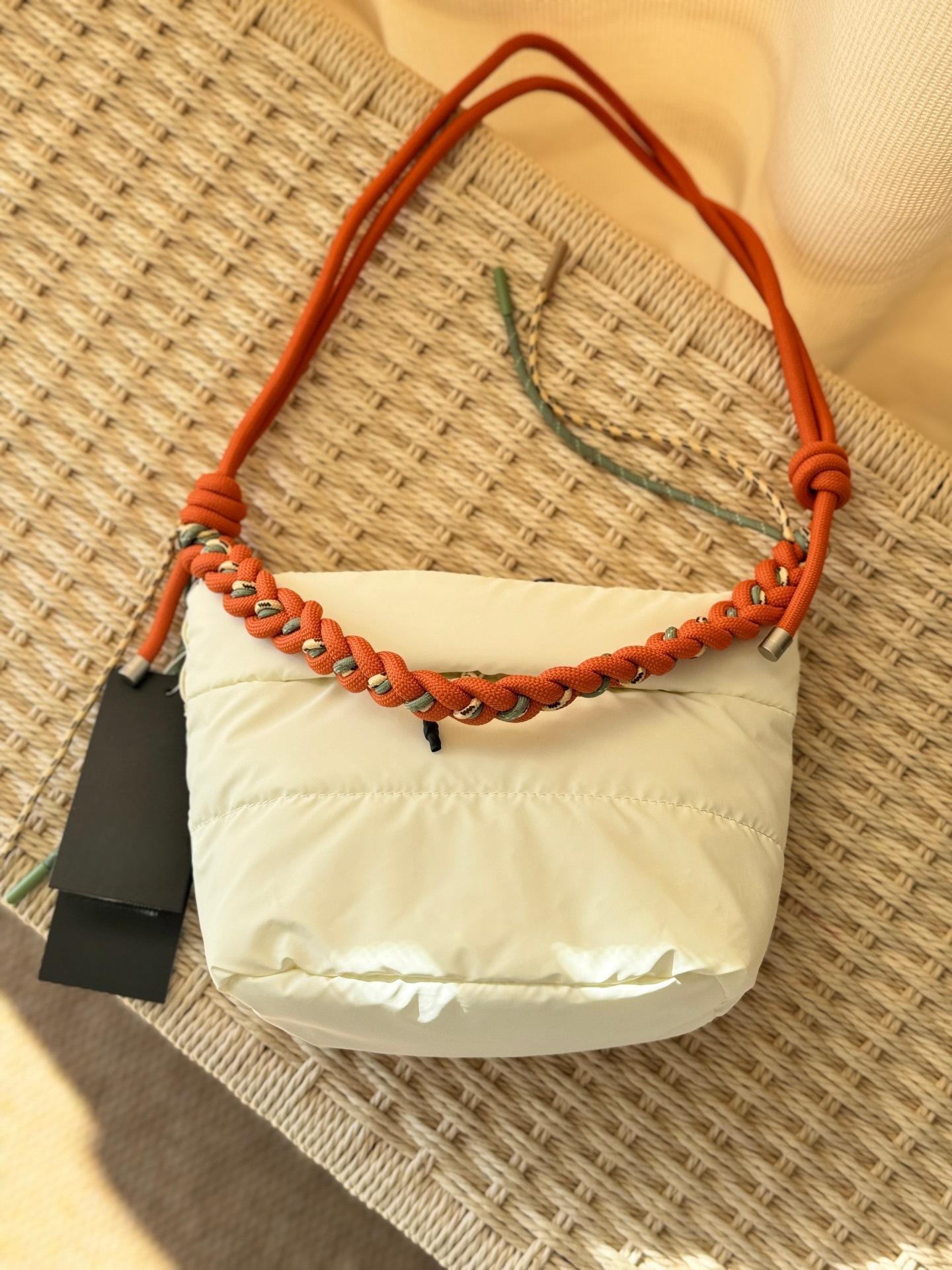 

Tot Cloud Bucket Bag Commuter Messenger Handbag Bag Large Capacity Waterproof Small Batch Processing 21*12*20 белый