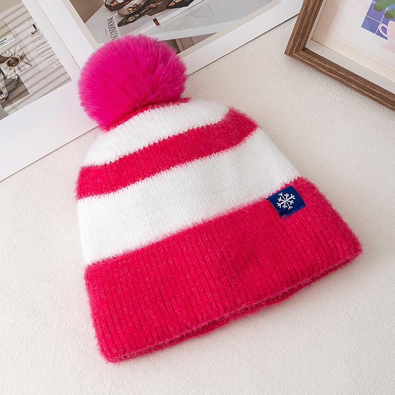 New Style Snow Label Beanie Hat Color Blocked Style Plush Fur Lined Pompoms Warm Winter Hat Fashion Y2k Beanie For Woman Girl