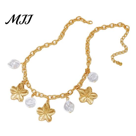 Statement Flower Necklace Baroque Faux Pearl with Vintage Pendant Irregular Natural Unique Jewelry Chain for Women Elegant Alloy Party Daily Wear