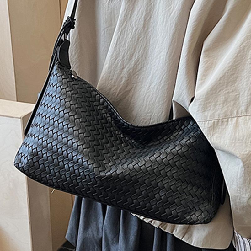 High-value retro woven bag women's 2025 new fashion commuter messenger bag large-capacity shoulder armpit bag