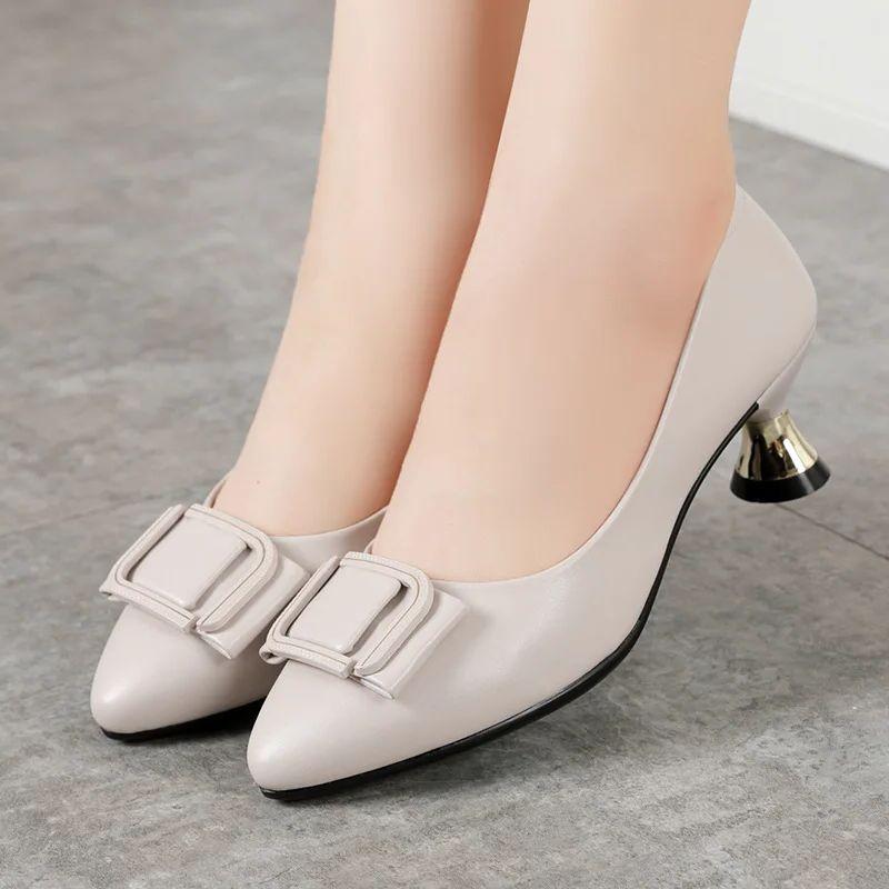 Мода Весна Нові жіночі модні туфлі на квадратному каблуці для вечірок Чорні офісні туфлі з м’якої штучної шкіри Зручні балетки з металевою пряжкою