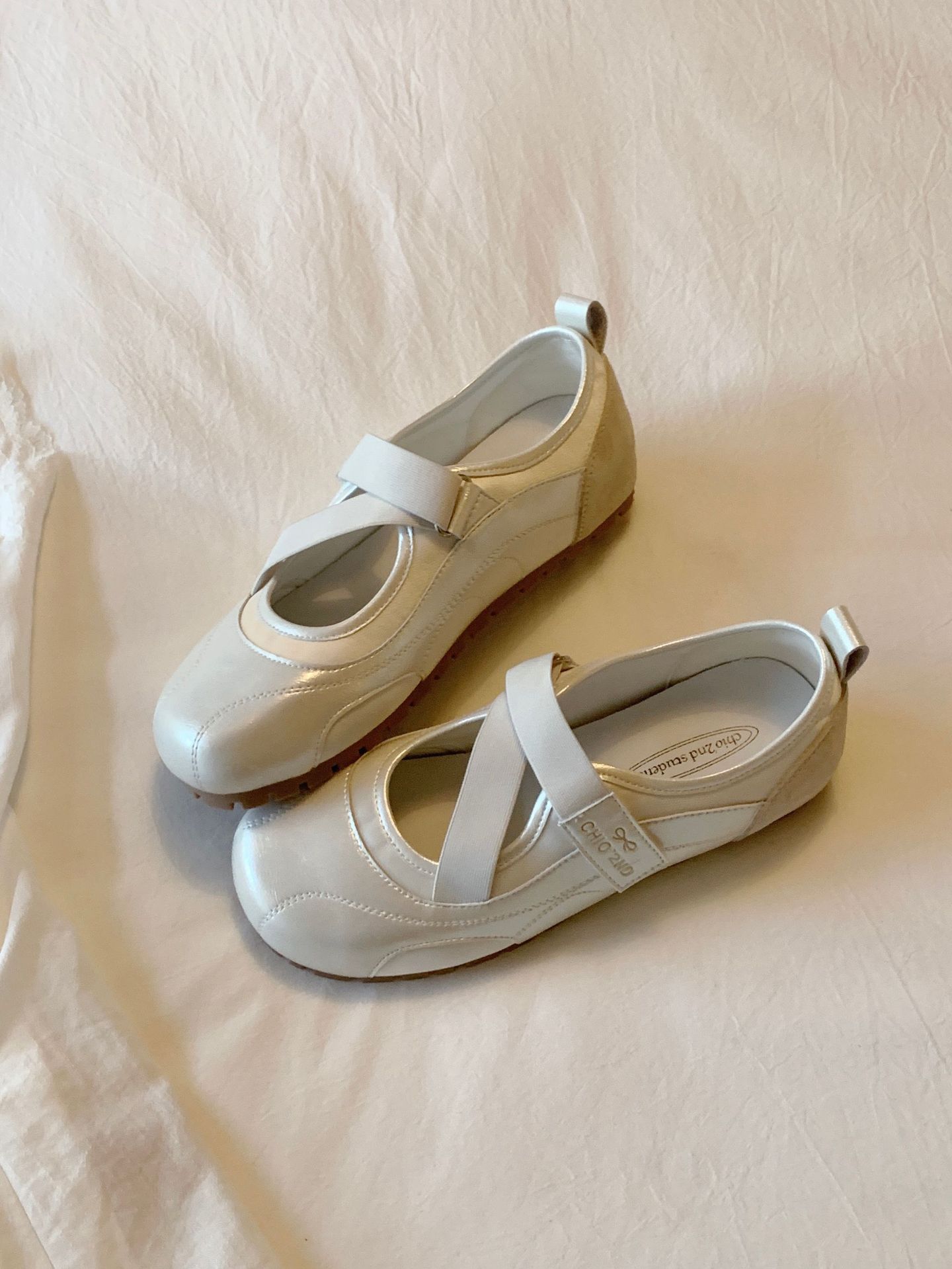 

Балетки Мэри Джейн с перекрестными ремешками женские 2025 новые модные универсальные юбка на плоской подошве с мелким вырезом немецкие тренировочные туфли 40 белый