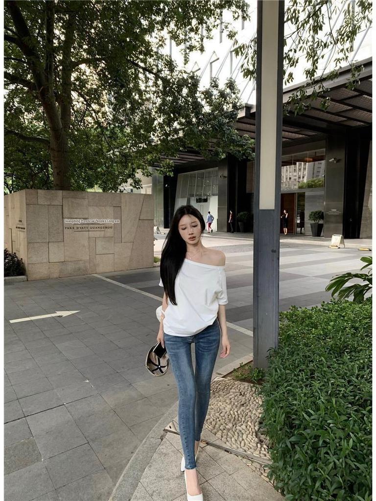 Camiseta Gris de Manga Corta con Hombros Descubiertos para Mujer - Top Casual, Holgado y Sencillo de Verano