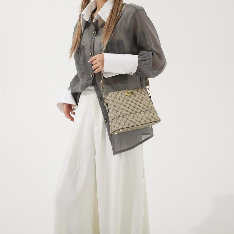 Shell deer pendant bag women's year new fashion retro simple shoulder bag personalized Korean version messenger bag