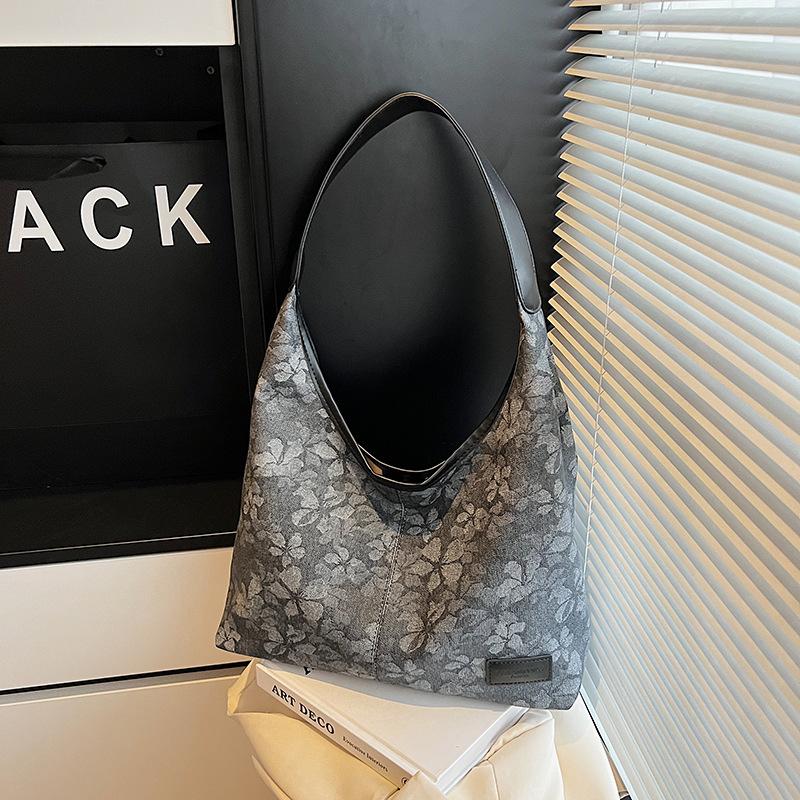 

Осенняя сумка большой вместимости женская новая повседневная для поездок на работу на плечо подмышку для работы портативная сумка-тоут чёрный