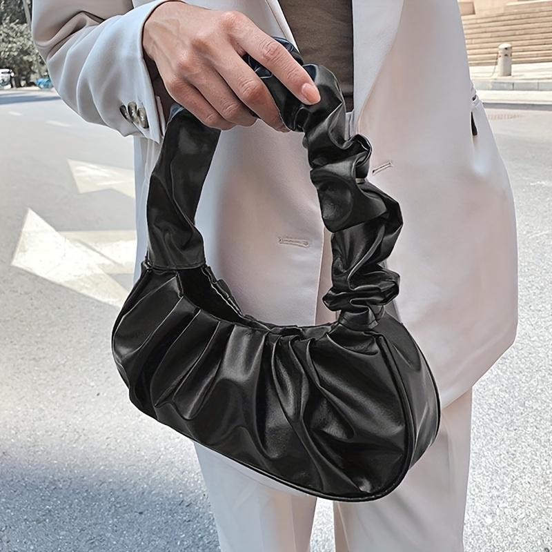 A Stylish Pleated Cloud Bag Designed for Women, Perfect for The Shoulder Or As an Armpit Bag, Featuring a Trendy And Versatile Design.
