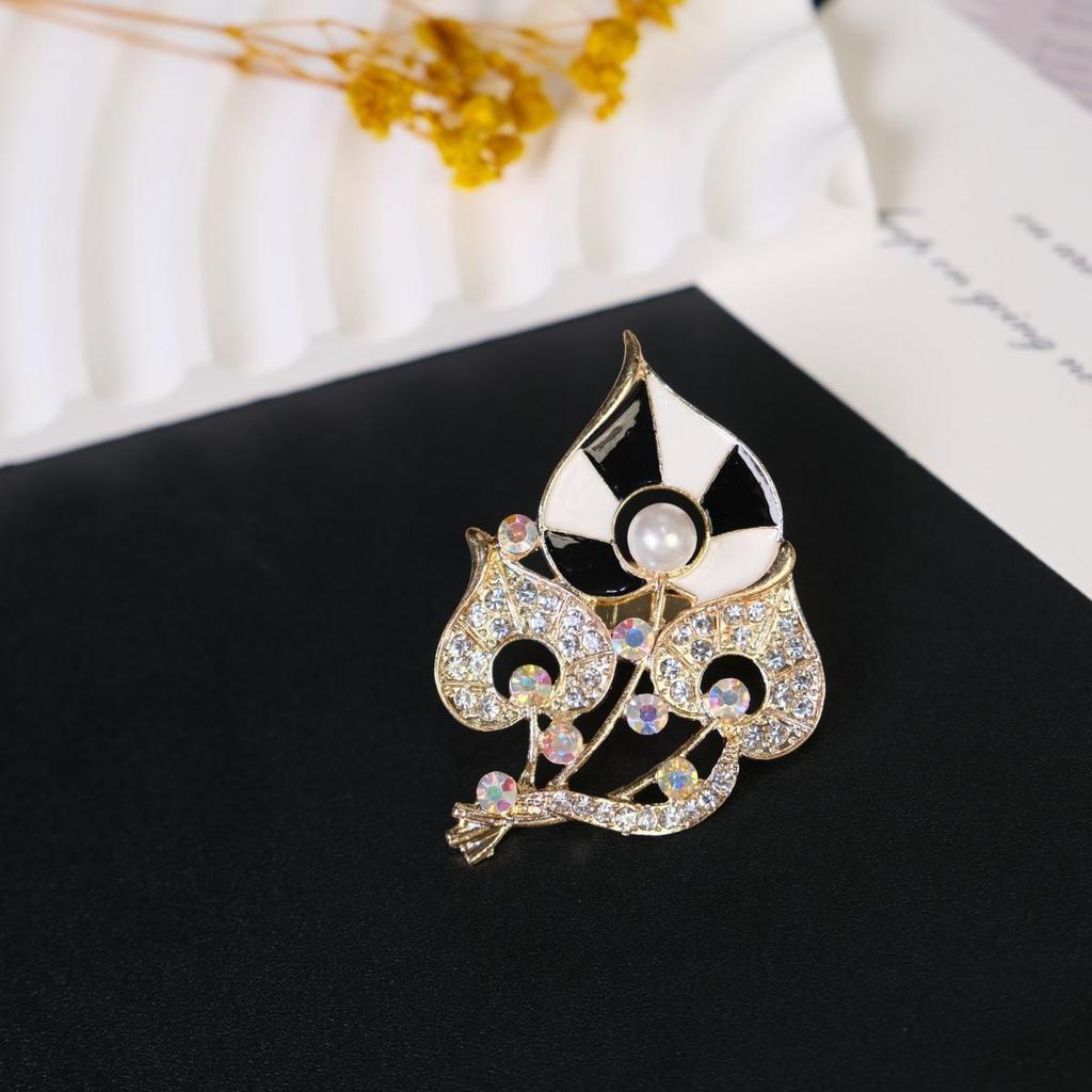Elegant Women's Brooch: Versatile Bow & Insect Flower Design with Anti-Exposure Feature