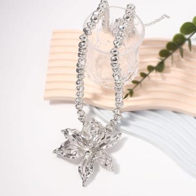 New Design Sense, Wind Flower Shape Alloy Necklace Fashion Niche Design Metal Sense Women's Necklace