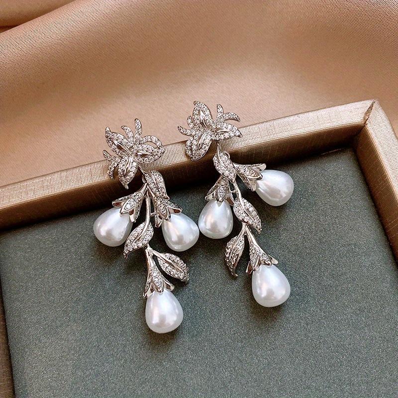 Pair of Luxurious Elegant Floral Leaf Faux Imitation Pearl Tassel Earrings