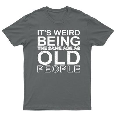 Es ist seltsam, im gleichen Alter wie alte Menschen zu sein. Trendiges Unisex-T-Shirt zum Geburtstag