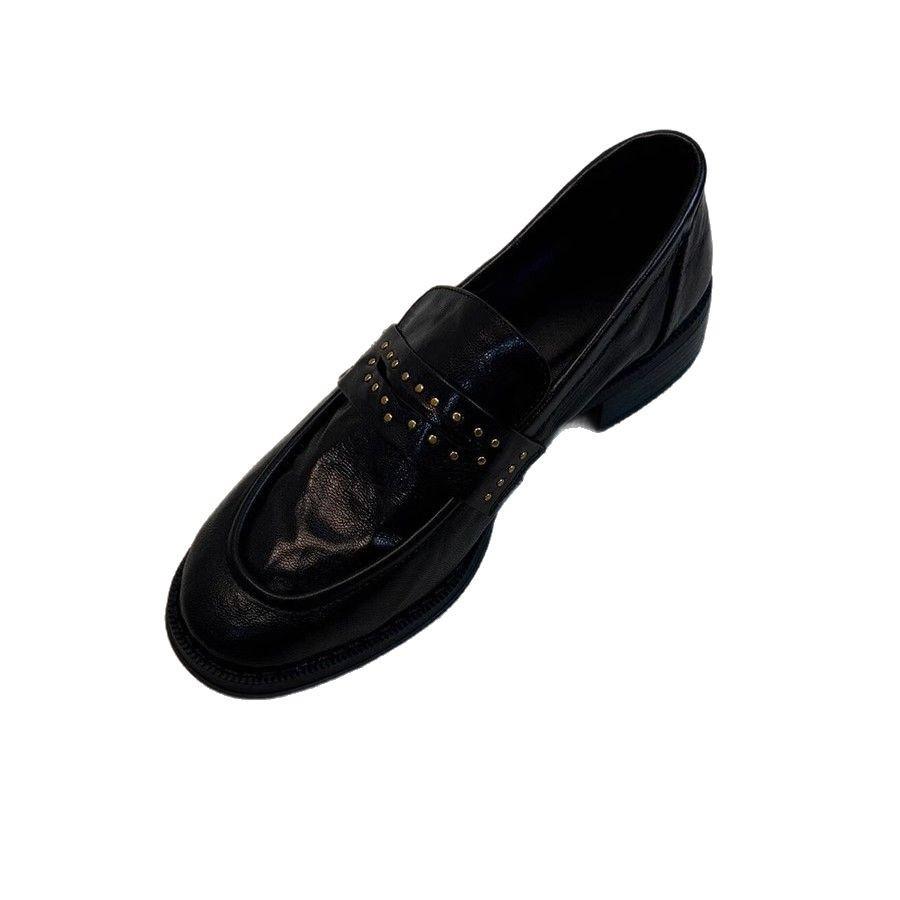 Le Fu Schuhe Damen 2026 Retro Britischer Stil Runde Spitze Niete Gefaltet Dicke Ferse Lederschuhe Damen