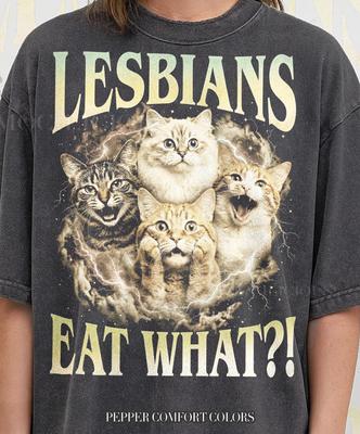 Lesben essen was! Lustiges Katzen Comfort Colors® T-Shirt, Retro 90er Grafik Vintage Meme Katzenliebhaber Tee, Y2K Humoristisches verblasstes Streetwear