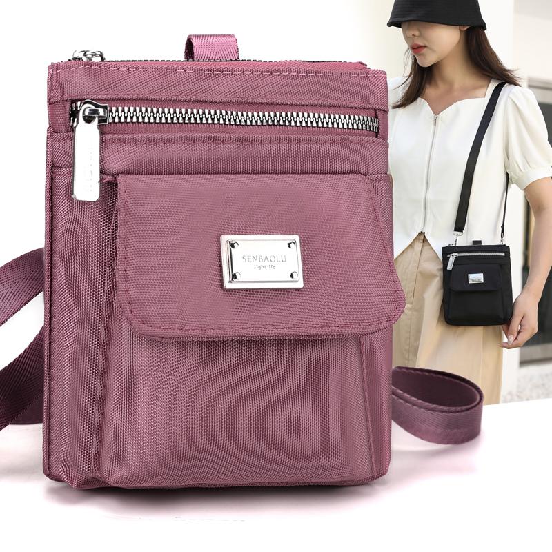 Bolso Cruzado Compacto de Nailon para Mujer – Diseño Ligero y Resistente al Agua con Placa Metálica con Logo y Múltiples Bolsillos, Ideal para el Uso Diario