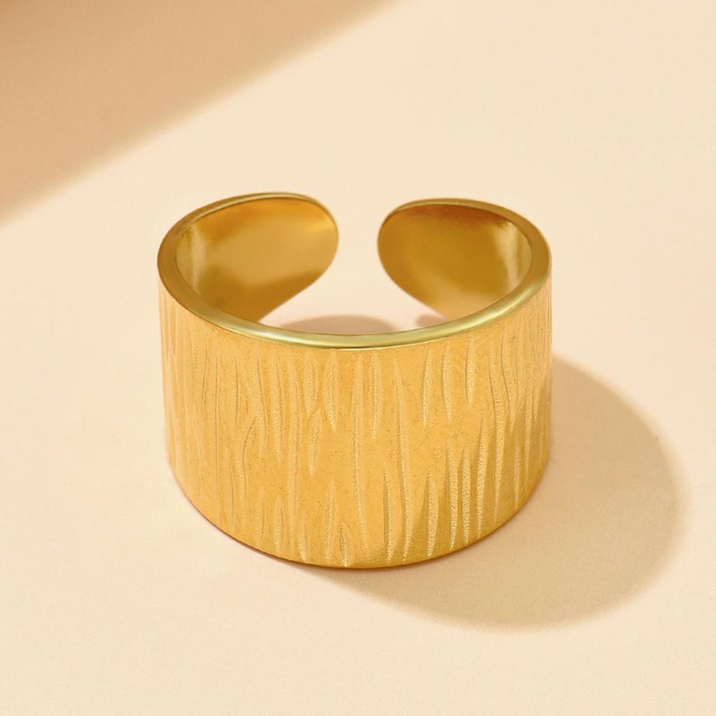 Damen Ring aus vergoldetem Edelstahl mit breitem Band - Kreuz Retro Design mit unregelmäßiger Textur