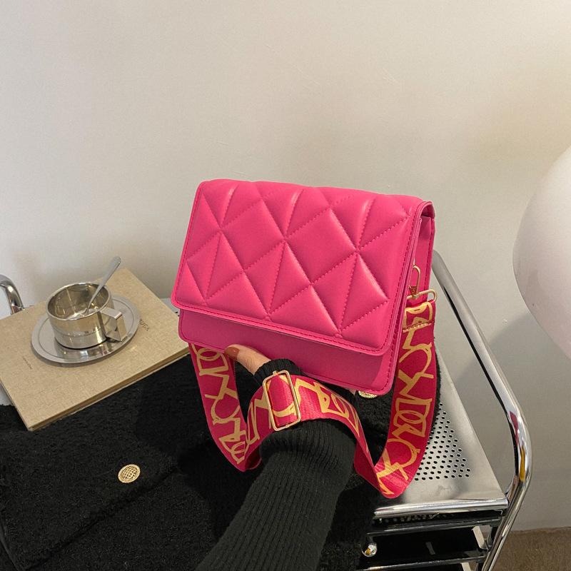 

Solid color texture foreign style women s bag Korean version 2025 new trend fashion casual small square bag retro atmosphere messenger bag рожевий червоний колір