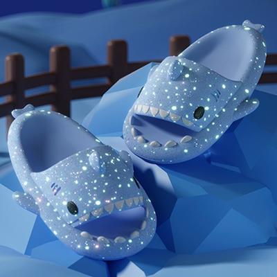 Mode Frauen Leuchtende Starry Sky Cartoon Shark Form Femlae Neue EVA Hausschuhe Paar Hause Plattform Cartoon Strand Sandalen Chaussure Femme