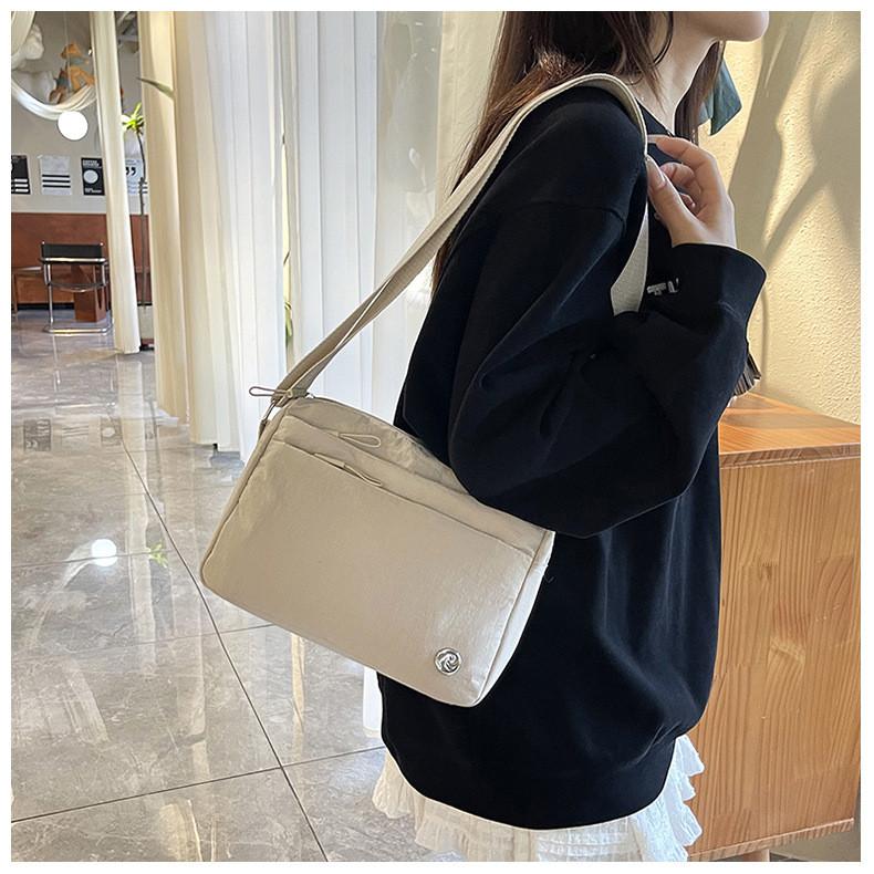 Borsa a tracolla da donna in nylon con più scomparti per l'uso quotidiano