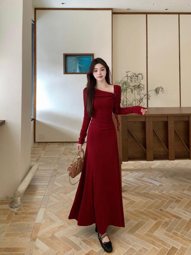 

Stunning Red Waist-Cinching Slim-Fit Long Dress with Long Sleeves - Winter 2025 Medium красный