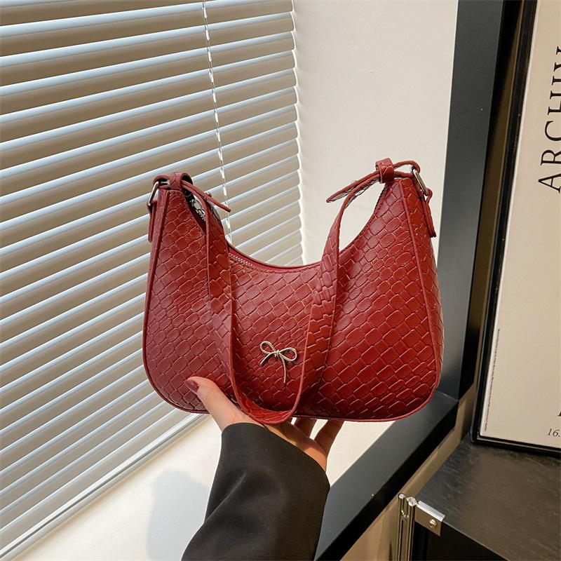 Sac axillaire petit sac femme printemps et été nouvelle mode polyvalent sac bandoulière messenger design de niche sac croissant