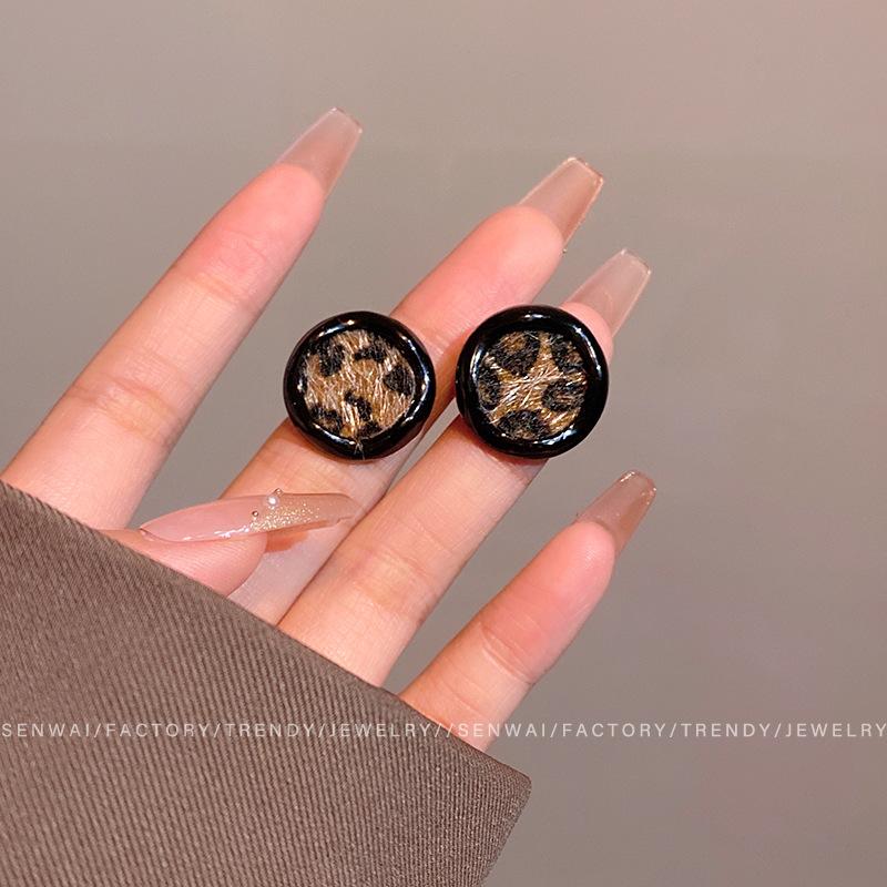 Осенние и зимние ретро круглые серьги с леопардовым принтом женские простые гвоздики Маillard серьги-гвоздики украшения для ушей
