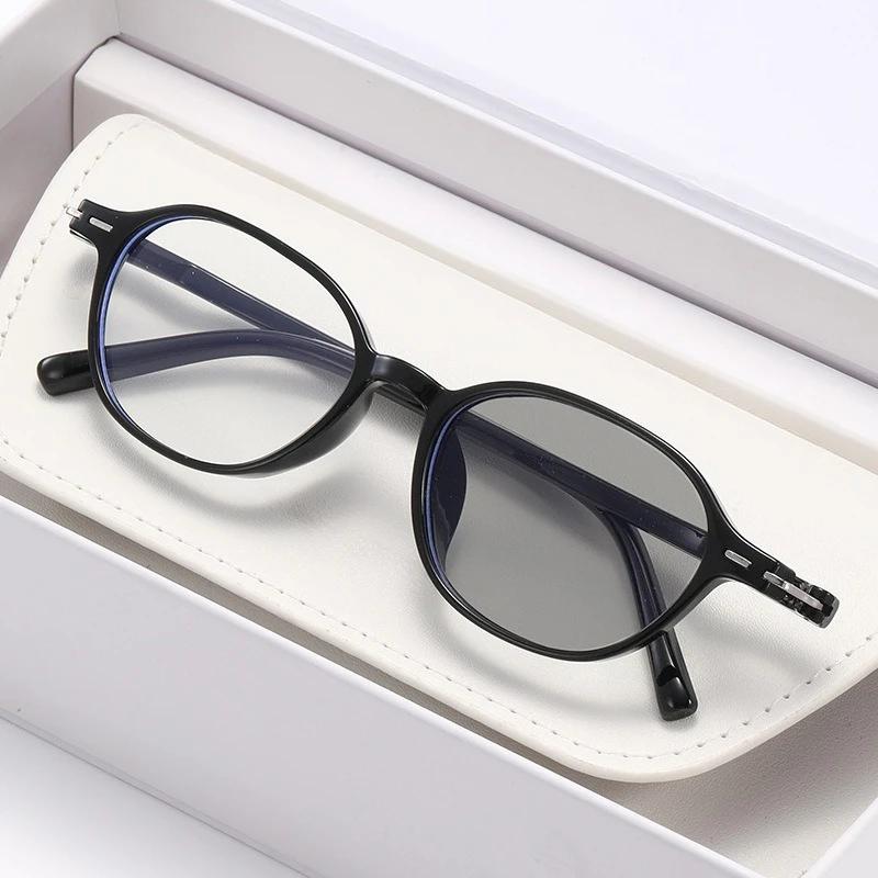2026 New Fashionable HD Photochromic Women's Reading Glasses Ultra Light Neutral High Quality Luxury Anti Blue Light Glasses