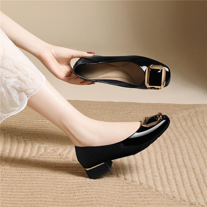 Modische schwarze Einzelschuhe Frühling Neu Quadratische Zehenpartie Mode Niedriger Absatz Pendlerschuhe Damenrock Ein-Pedal Leichte Schuhe
