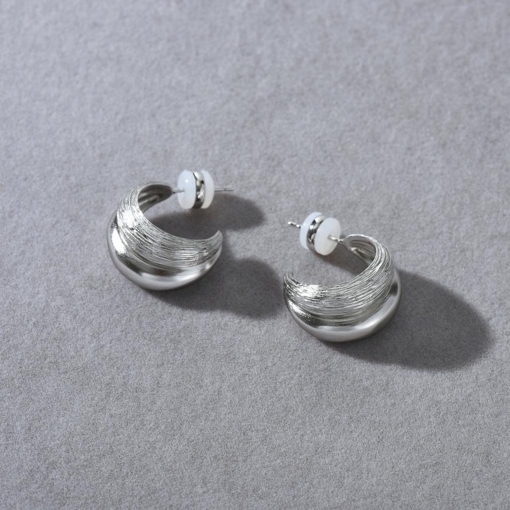 Modische C-Form Temperament 925 Silber Nadel Steckerohrringe Leichter Luxus Steckerohrringe Damen Nischen Design Gebürstete Plissierte Ohrringe