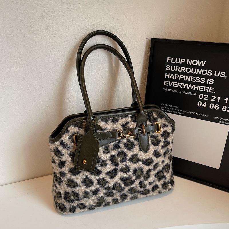 Leopard print plush Korean bag, winter trendy style, large-capacity commuting model.